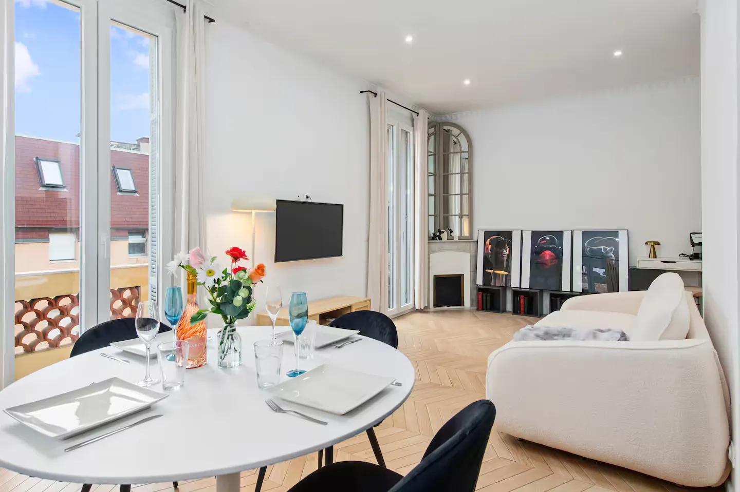 room_main_image